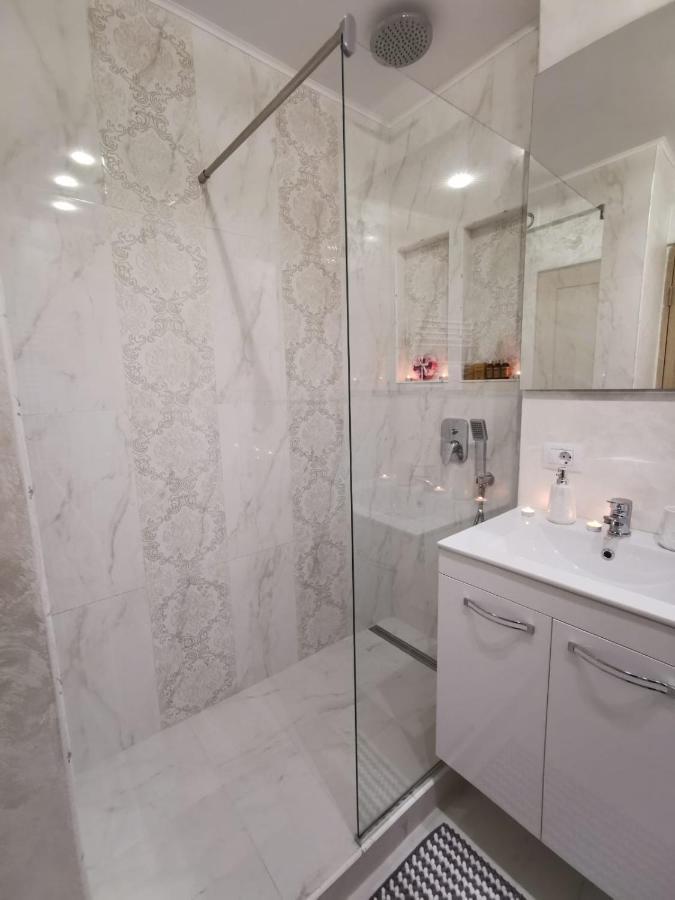 Апартаменти Apartament Gold Luxury Тиргу-Окна Екстер'єр фото